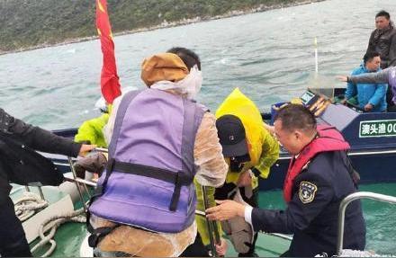 深圳海事局在20分钟内成功营救7名海钓落水者